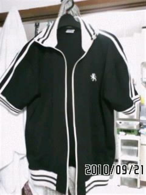 ブラック×ホワイトワンポイント刺繍&ロゴプリント半袖ジャージ < 女性ファッション  ブラック×ホワイトワンポイント刺繍&ロゴプリント半袖ジャージ  < 女性ファッションの