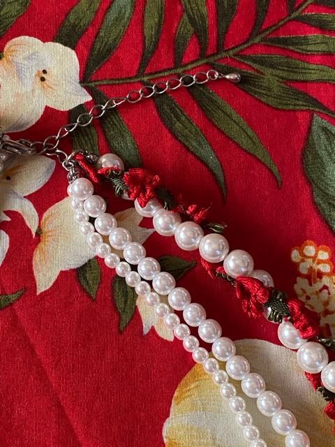 新品未使用☆ゴージャス☆赤バラパール3連ネックレス☆ < 女性アクセサリー/時計  新品未使用☆ゴージャス☆赤バラパール3連ネックレス☆ < 女性アクセサリー/時計の