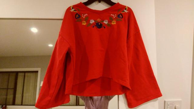 赤カットソートレーナーブルー花刺繍フリーサイズМ < 女性ファッション  赤カットソートレーナーブルー花刺繍フリーサイズМ  < 女性ファッションの