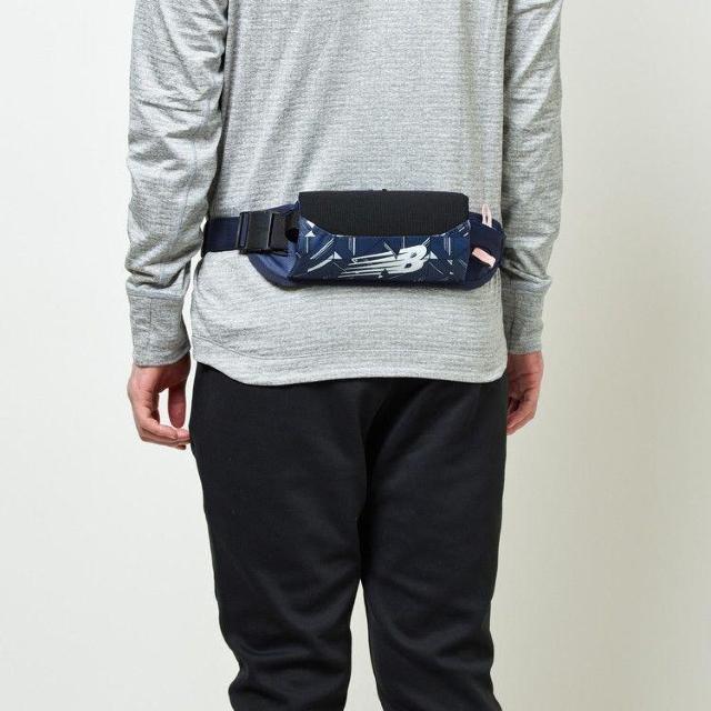 新品 New Balance ニューバランス ランニングボトルポーチ ウエストバッグ 紺系 < ブランド 新品 New Balance ニューバランス ランニングボトルポーチ ウエストバッグ 紺系 < ブランドの