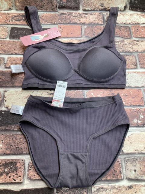 送料無料!ノンワイヤーで楽々リラックス!綿混《リブ柄》ブラ&ショーツ【ブラ1枚&ショーツ1枚】(2色から)1セット < 女性ファッション  送料無料!ノンワイヤーで楽々リラックス!綿混《リブ柄》ブラ&ショーツ【ブラ1枚&ショーツ1枚】(2色から)1セット < 女性ファッションの