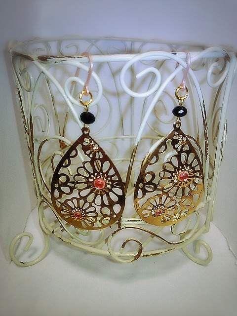 ゴールド涙型透かしローズストーン&ジェットスワロ樹脂フック☆ < 女性アクセサリー/時計  ゴールド涙型透かしローズストーン&ジェットスワロ樹脂フック☆  < 女性アクセサリー/時計の