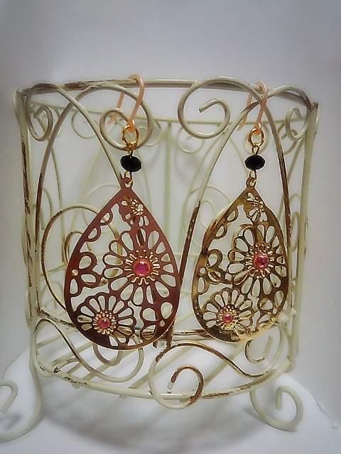 ゴールド涙型透かしローズストーン&ジェットスワロ樹脂フック☆ < 女性アクセサリー/時計  ゴールド涙型透かしローズストーン&ジェットスワロ樹脂フック☆ < 女性アクセサリー/時計の