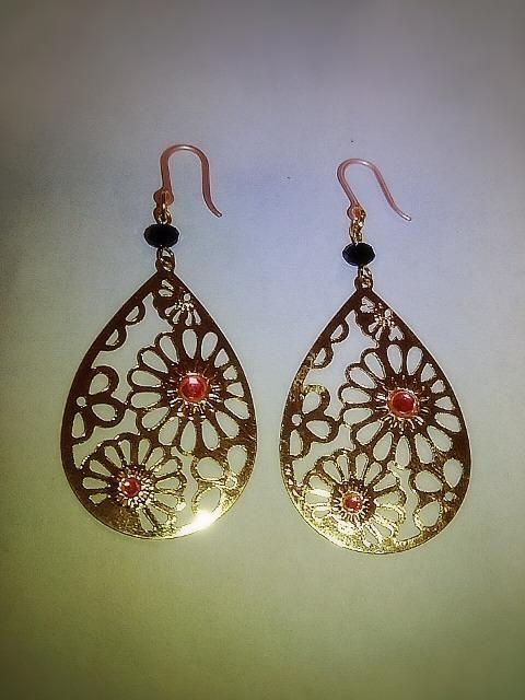 ゴールド涙型透かしローズストーン&ジェットスワロ樹脂フック☆ < 女性アクセサリー/時計  ゴールド涙型透かしローズストーン&ジェットスワロ樹脂フック☆ < 女性アクセサリー/時計の