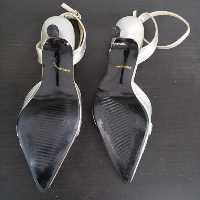 美品 シルバー ヒール 24cm AIMER エメ パンプス 結婚式 < 女性ファッション  美品 シルバー ヒール 24cm AIMER エメ パンプス 結婚式 < 女性ファッションの