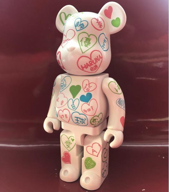 《AKB48 × セブンイレブン × BE@RBRICK》400% ベアブリック フィギュア キューブリック デザイナーズトイ < ホビー  《AKB48 × セブンイレブン × BE@RBRICK》400% ベアブリック フィギュア キューブリック デザイナーズトイ  < ホビーの