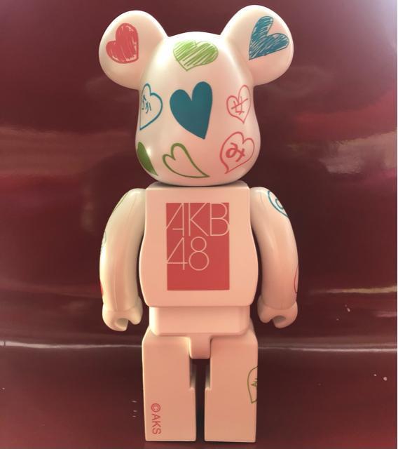 《AKB48 × セブンイレブン × BE@RBRICK》400% ベアブリック フィギュア キューブリック デザイナーズトイ < ホビー  《AKB48 × セブンイレブン × BE@RBRICK》400% ベアブリック フィギュア キューブリック デザイナーズトイ < ホビーの