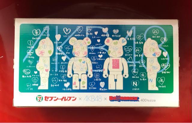 《AKB48 × セブンイレブン × BE@RBRICK》400% ベアブリック フィギュア キューブリック デザイナーズトイ < ホビー  《AKB48 × セブンイレブン × BE@RBRICK》400% ベアブリック フィギュア キューブリック デザイナーズトイ < ホビーの