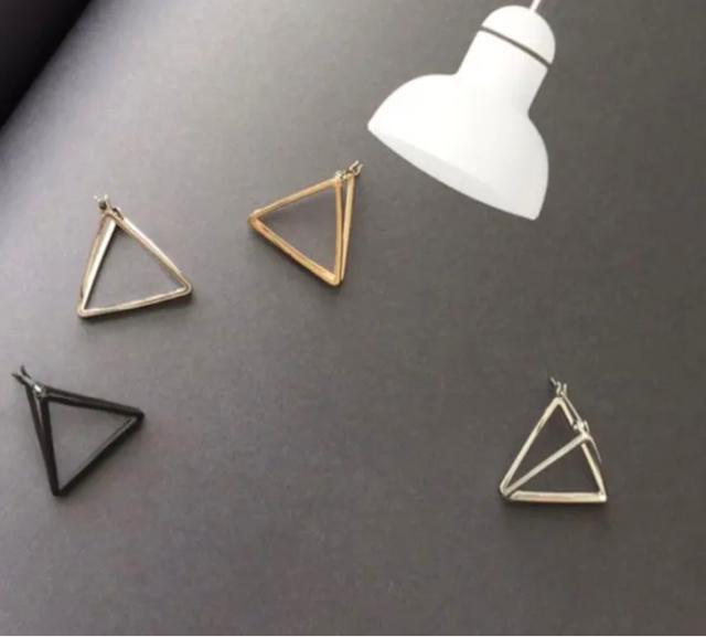 立体トライアングルピアス??ブラック大 < 女性アクセサリー/時計  立体トライアングルピアス??ブラック大 < 女性アクセサリー/時計の