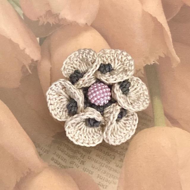 ハンドメイド♪レース編み 花びらがカールしたお花モチーフのブローチ < 女性ファッション  ハンドメイド♪レース編み 花びらがカールしたお花モチーフのブローチ  < 女性ファッションの