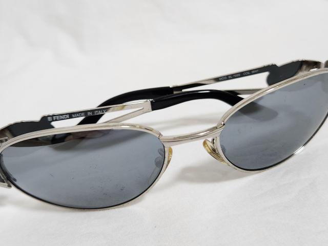 正規 フェンディ クラシックラグジュアリー ロゴ メタルクロス オープンフレームサングラス 黒 シャイニーシルバー ミラーレンズ < ブランド  正規 フェンディ クラシックラグジュアリー ロゴ メタルクロス オープンフレームサングラス 黒 シャイニーシルバー ミラーレンズ < ブランドの