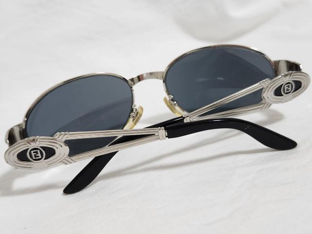 正規 フェンディ クラシックラグジュアリー ロゴ メタルクロス オープンフレームサングラス 黒 シャイニーシルバー ミラーレンズ < ブランド  正規 フェンディ クラシックラグジュアリー ロゴ メタルクロス オープンフレームサングラス 黒 シャイニーシルバー ミラーレンズ < ブランドの