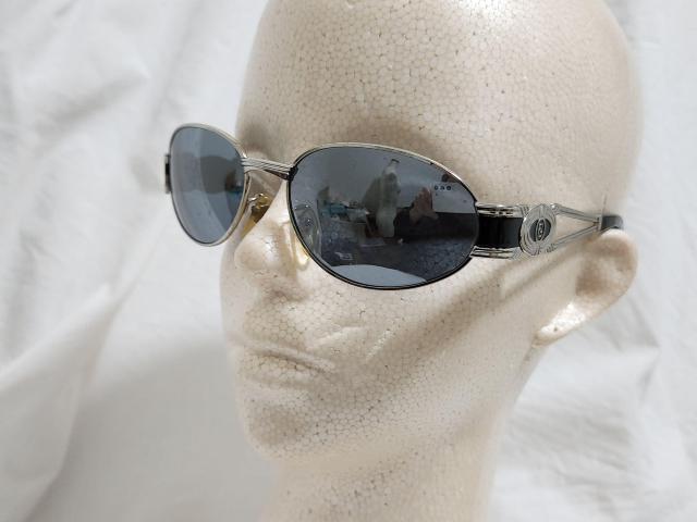 正規 フェンディ クラシックラグジュアリー ロゴ メタルクロス オープンフレームサングラス 黒 シャイニーシルバー ミラーレンズ < ブランド  正規 フェンディ クラシックラグジュアリー ロゴ メタルクロス オープンフレームサングラス 黒 シャイニーシルバー ミラーレンズ < ブランドの