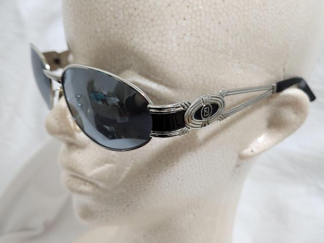 正規 フェンディ クラシックラグジュアリー ロゴ メタルクロス オープンフレームサングラス 黒 シャイニーシルバー ミラーレンズ < ブランド  正規 フェンディ クラシックラグジュアリー ロゴ メタルクロス オープンフレームサングラス 黒 シャイニーシルバー ミラーレンズ < ブランドの