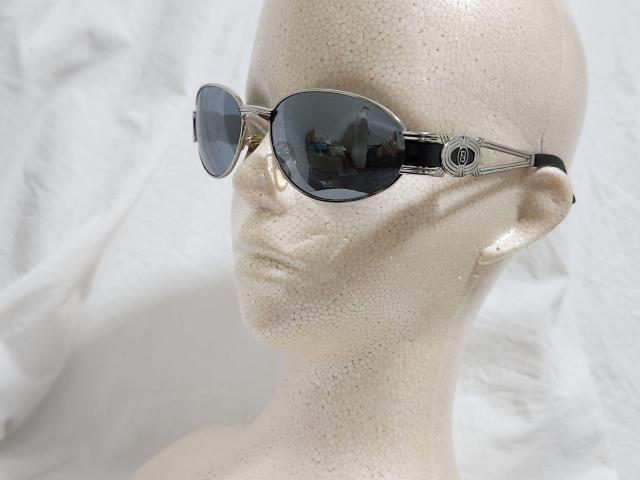 正規 フェンディ クラシックラグジュアリー ロゴ メタルクロス オープンフレームサングラス 黒 シャイニーシルバー ミラーレンズ < ブランド  正規 フェンディ クラシックラグジュアリー ロゴ メタルクロス オープンフレームサングラス 黒 シャイニーシルバー ミラーレンズ < ブランドの