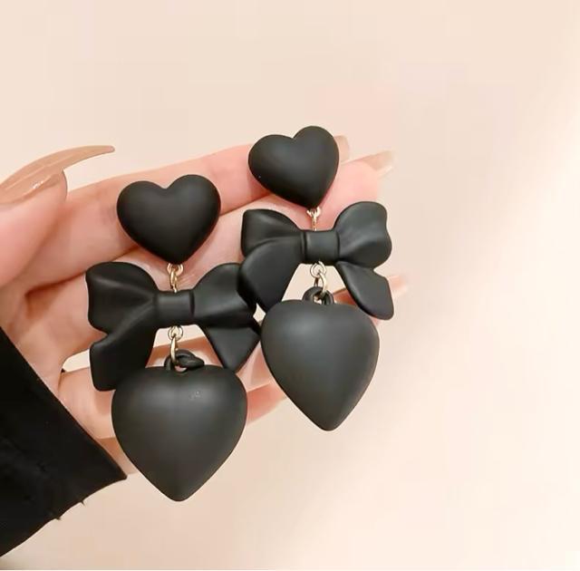 ★新品未使用★レトロピアス マットブラック ハート リボン 韓国 A < 女性アクセサリー/時計  ★新品未使用★レトロピアス マットブラック ハート リボン 韓国 A < 女性アクセサリー/時計の