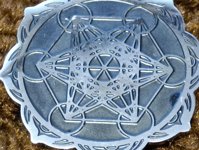 ���^�g�����L���[�u�̃l�b�N���X��_����ł��B  �� �����A�N�Z�T���[/���v�� 