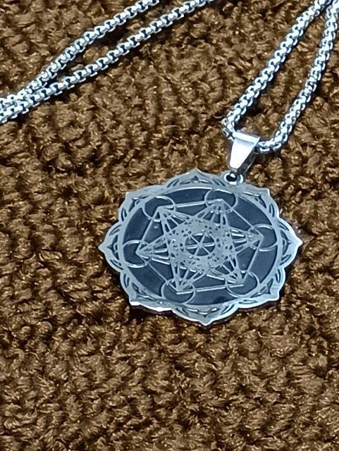 ���^�g�����L���[�u�̃l�b�N���X��_����ł��B �� �����A�N�Z�T���[/���v�� 