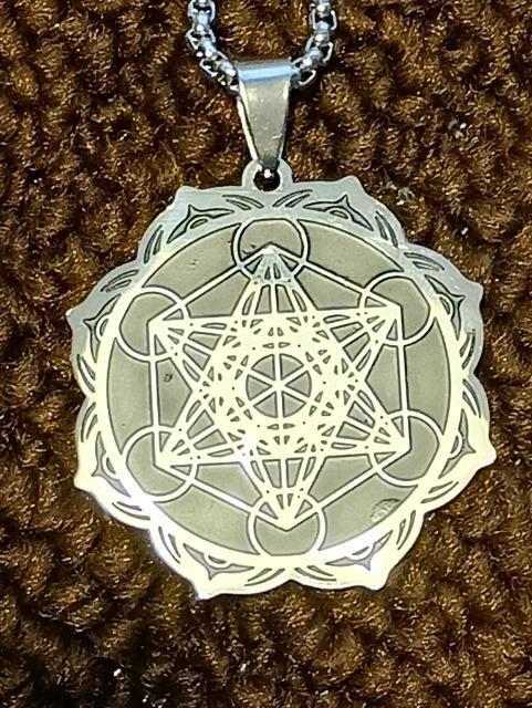 ���^�g�����L���[�u�̃l�b�N���X��_����ł��B �� �����A�N�Z�T���[/���v�� 