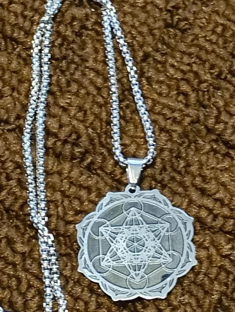 ���^�g�����L���[�u�̃l�b�N���X��_����ł��B �� �����A�N�Z�T���[/���v�� 