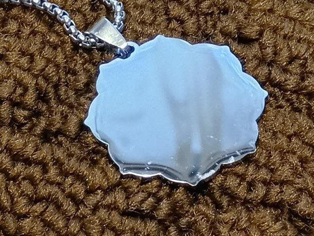 ���^�g�����L���[�u�̃l�b�N���X��_����ł��B �� �����A�N�Z�T���[/���v�� 