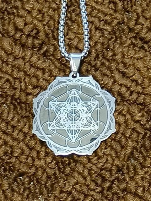 ���^�g�����L���[�u�̃l�b�N���X��_����ł��B �� �����A�N�Z�T���[/���v�� 