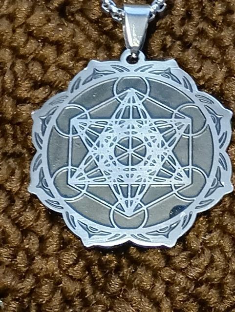 ���^�g�����L���[�u�̃l�b�N���X��_����ł��B �� �����A�N�Z�T���[/���v�� 