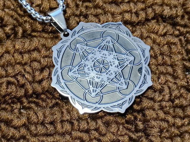 ���^�g�����L���[�u�̃l�b�N���X��_����ł��B �� �����A�N�Z�T���[/���v�� 