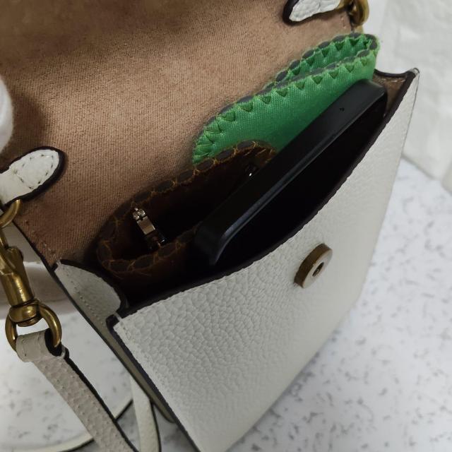 新品 COACH フォーンクロスボディバッグ スマホショルダー 斜めがけOK。 < ブランド 新品 COACH フォーンクロスボディバッグ スマホショルダー 斜めがけOK。 < ブランドの