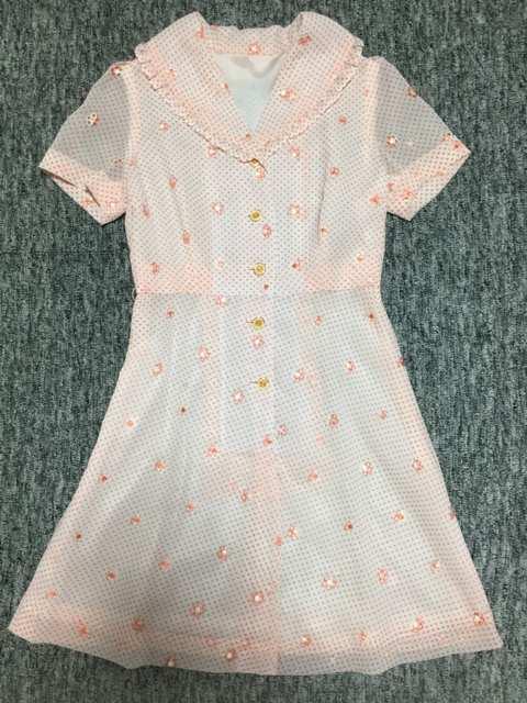 ピンクオレンジ 水玉×花レース 大きめ襟のワンピ ジョーゼット < 女性ファッション  ピンクオレンジ 水玉×花レース 大きめ襟のワンピ ジョーゼット  < 女性ファッションの
