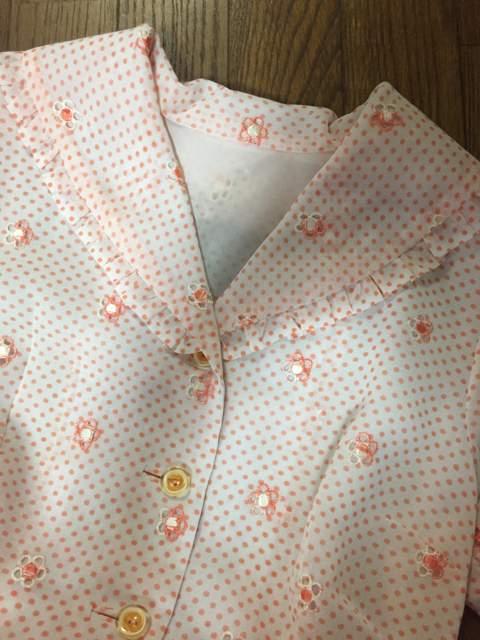 ピンクオレンジ 水玉×花レース 大きめ襟のワンピ ジョーゼット < 女性ファッション  ピンクオレンジ 水玉×花レース 大きめ襟のワンピ ジョーゼット < 女性ファッションの