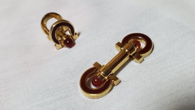 正規レア フェラガモ ガンチーニロゴ ロングシェイプカフス 金×赤 リフレクションストーン ラグジュアリージュエリーアートボタン < ブランド  正規レア フェラガモ ガンチーニロゴ ロングシェイプカフス 金×赤 リフレクションストーン ラグジュアリージュエリーアートボタン  < ブランドの