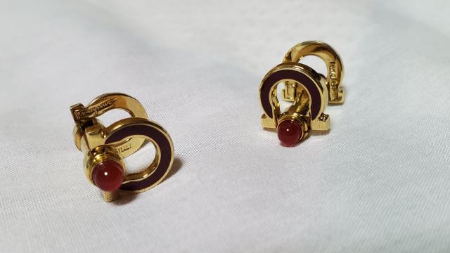 正規レア フェラガモ ガンチーニロゴ ロングシェイプカフス 金×赤 リフレクションストーン ラグジュアリージュエリーアートボタン < ブランド  正規レア フェラガモ ガンチーニロゴ ロングシェイプカフス 金×赤 リフレクションストーン ラグジュアリージュエリーアートボタン < ブランドの