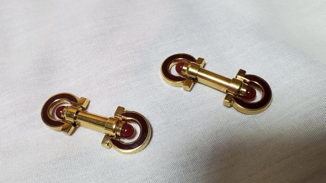 正規レア フェラガモ ガンチーニロゴ ロングシェイプカフス 金×赤 リフレクションストーン ラグジュアリージュエリーアートボタン < ブランド  正規レア フェラガモ ガンチーニロゴ ロングシェイプカフス 金×赤 リフレクションストーン ラグジュアリージュエリーアートボタン < ブランドの