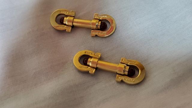 正規レア フェラガモ ガンチーニロゴ ロングシェイプカフス 金×赤 リフレクションストーン ラグジュアリージュエリーアートボタン < ブランド  正規レア フェラガモ ガンチーニロゴ ロングシェイプカフス 金×赤 リフレクションストーン ラグジュアリージュエリーアートボタン < ブランドの