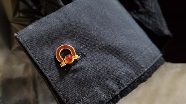 正規レア フェラガモ ガンチーニロゴ ロングシェイプカフス 金×赤 リフレクションストーン ラグジュアリージュエリーアートボタン < ブランド  正規レア フェラガモ ガンチーニロゴ ロングシェイプカフス 金×赤 リフレクションストーン ラグジュアリージュエリーアートボタン < ブランドの