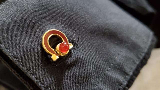 正規レア フェラガモ ガンチーニロゴ ロングシェイプカフス 金×赤 リフレクションストーン ラグジュアリージュエリーアートボタン < ブランド  正規レア フェラガモ ガンチーニロゴ ロングシェイプカフス 金×赤 リフレクションストーン ラグジュアリージュエリーアートボタン < ブランドの