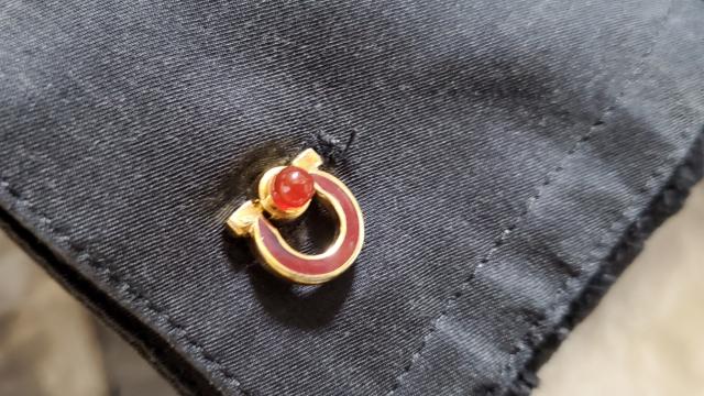 正規レア フェラガモ ガンチーニロゴ ロングシェイプカフス 金×赤 リフレクションストーン ラグジュアリージュエリーアートボタン < ブランド  正規レア フェラガモ ガンチーニロゴ ロングシェイプカフス 金×赤 リフレクションストーン ラグジュアリージュエリーアートボタン < ブランドの