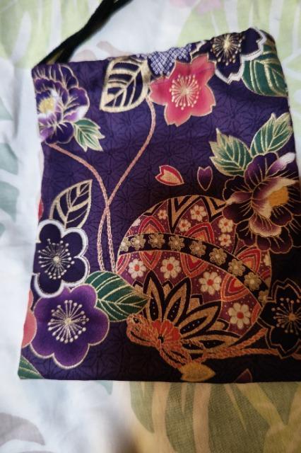 ★処分品★新品濃紫麻葉×牡丹金彩花束大マリ和柄ナナメ掛巾着袋 < キッズ/ベビー  ★処分品★新品濃紫麻葉×牡丹金彩花束大マリ和柄ナナメ掛巾着袋 < キッズ/ベビーの