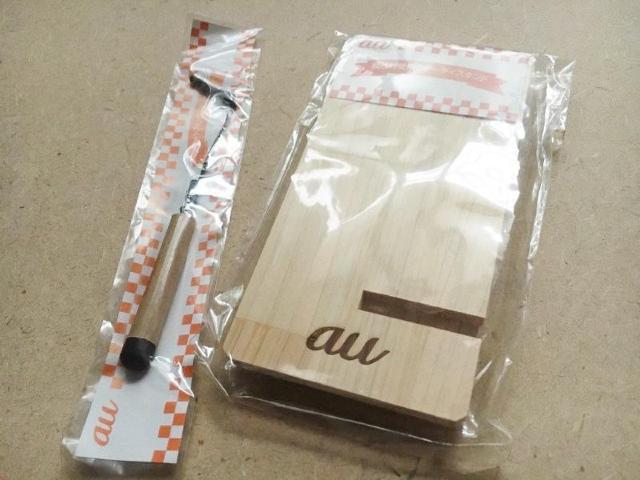 au オリジナル 間伐材使用ケータイスタンド と紙ペンタッチ(スマホ用タッチペン) 非売品 < 家電/AV  au オリジナル 間伐材使用ケータイスタンド と紙ペンタッチ(スマホ用タッチペン) 非売品  < 家電/AVの