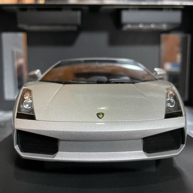 未展示品 オートアート1/18 ランボルギーニ ガヤルド 2003(シルバー) < ホビー  未展示品 オートアート1/18 ランボルギーニ ガヤルド 2003(シルバー) < ホビーの