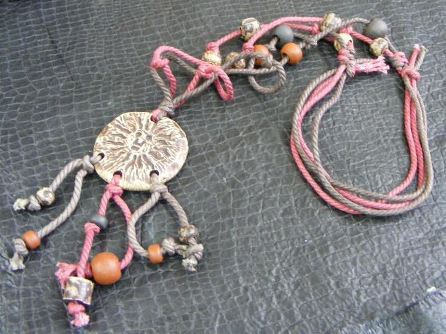 ●アジアン/エスニック木製ペンダント ハンドメイド布製ショールネックレスJ < 女性ファッション ●アジアン/エスニック木製ペンダント ハンドメイド布製ショールネックレスJ < 女性ファッションの