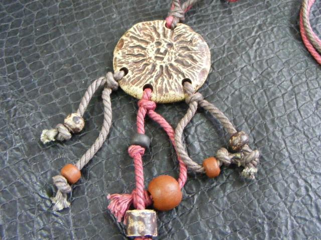 ●アジアン/エスニック木製ペンダント ハンドメイド布製ショールネックレスJ < 女性ファッション ●アジアン/エスニック木製ペンダント ハンドメイド布製ショールネックレスJ < 女性ファッションの