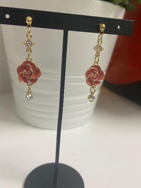 イヤリングに変更可能 ハンドメイド バラのチャームを使用したピアス ピンク < 女性ファッション  イヤリングに変更可能 ハンドメイド バラのチャームを使用したピアス ピンク  < 女性ファッションの