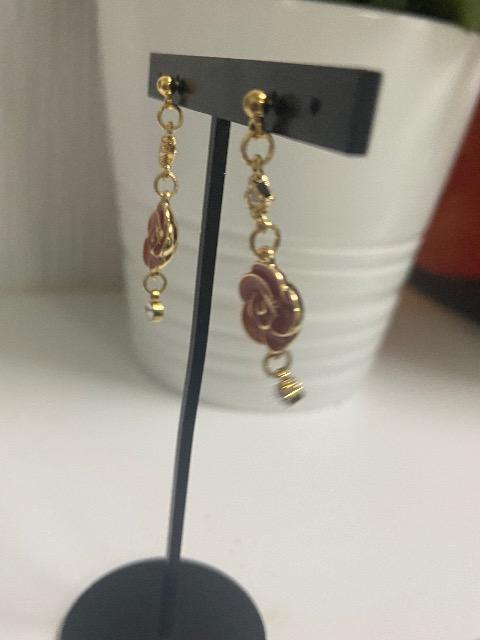 イヤリングに変更可能 ハンドメイド バラのチャームを使用したピアス ピンク < 女性ファッション  イヤリングに変更可能 ハンドメイド バラのチャームを使用したピアス ピンク < 女性ファッションの