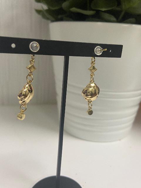 イヤリングに変更可能 ハンドメイド バラのチャームを使用したピアス ピンク < 女性ファッション  イヤリングに変更可能 ハンドメイド バラのチャームを使用したピアス ピンク < 女性ファッションの