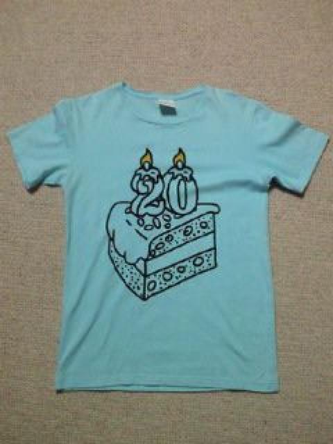 Mr.Children ミスチル 20周年 コンサート 限定 Tシャツ ブルー Sサイズ ケーキ < タレントグッズ  Mr.Children ミスチル 20周年 コンサート 限定 Tシャツ ブルー Sサイズ ケーキ < タレントグッズの