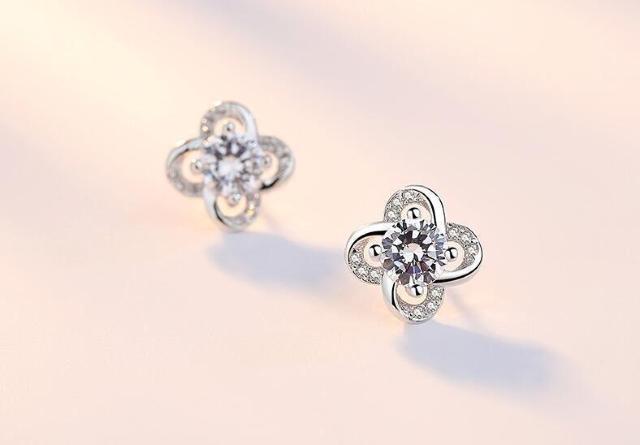 【送料無料】高級感※花 ピアス レディース 贈り物 プレゼント Czダイヤ ホワイトゴールド S925 新品 < 女性アクセサリー/時計 【送料無料】高級感※花 ピアス レディース 贈り物 プレゼント Czダイヤ ホワイトゴールド S925 新品 < 女性アクセサリー/時計の