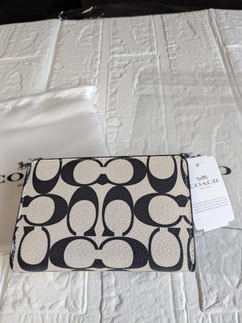 COACH��܂���z�@�V�O�l�`���[����