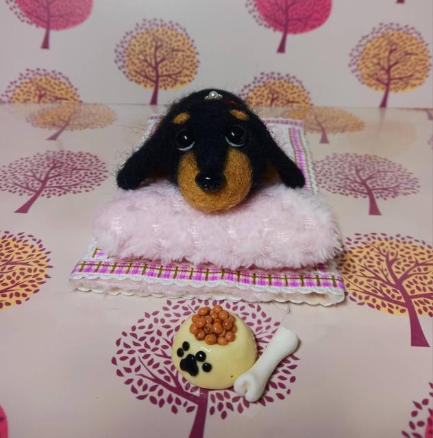 ハンドメイド 羊毛フェルト ミニチュア ダックスフンド 寝そべり わんこ エサと骨付き 置物 < ペット/手芸/園芸 ハンドメイド 羊毛フェルト ミニチュア ダックスフンド 寝そべり わんこ エサと骨付き 置物 < ペット/手芸/園芸の
